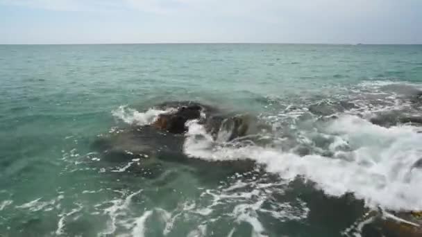 Ondas Salpicando Costa Rochosa Ilha Koh Chang Tailândia — Vídeo de Stock