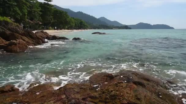 Fale Rozpryskują Się Skalistym Wybrzeżu Wyspa Koh Chang Tajlandia — Wideo stockowe