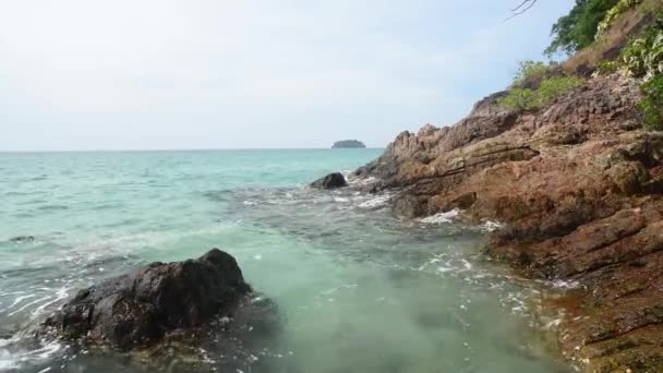 Vlny Šplouchající Skalnaté Pobřeží Ostrov Koh Chang Thajsko — Stock video