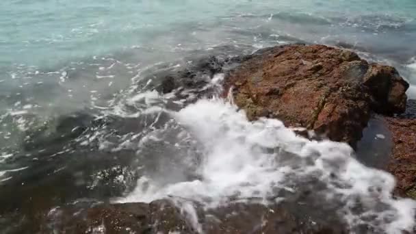 Ondas Salpicando Costa Rochosa Ilha Koh Chang Tailândia — Vídeo de Stock