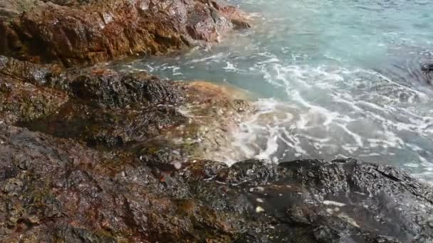 Des vagues éclaboussent sur la côte rocheuse. Île de Koh Chang. Thaïlande .