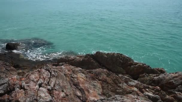 Ondas Salpicando Costa Rochosa Ilha Koh Chang Tailândia — Vídeo de Stock