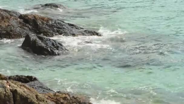 Волны Плескаются Скалистом Побережье Остров Чанг Таиланд — стоковое видео