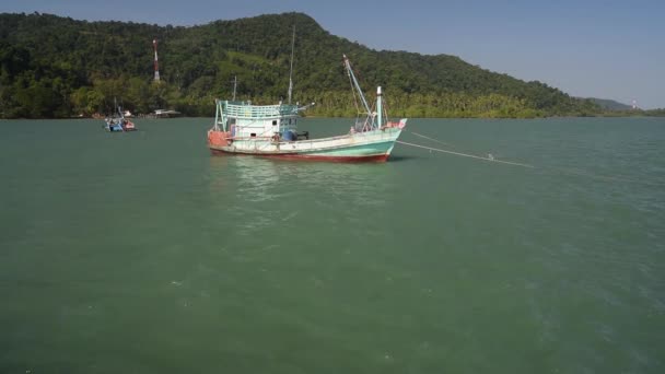 Empty Abandoned Ship Drifts Waves Koh Chang Island Thailand — Stok video