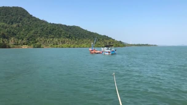 Ein Leeres Verlassenes Schiff Treibt Auf Den Wellen Koh Chang — Stockvideo