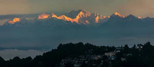 Sonnenaufgang auf dem Kangchenjunga bei Darjeeling — Stockfoto