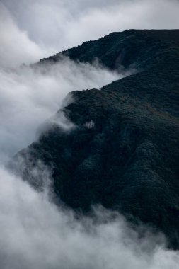 Sikkim 'de sisli ve bulutlu güzel bir dağ manzarası. 