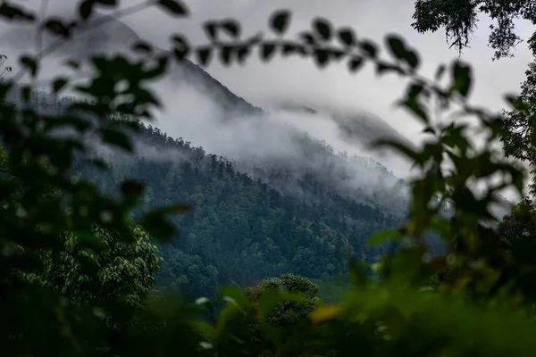 用Sikkim的Yuksom环绕山景的自然框架 — 图库照片