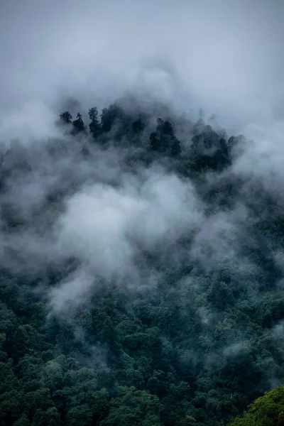 秀丽的山景 雾蒙蒙 云雾笼罩着锡金 — 图库照片