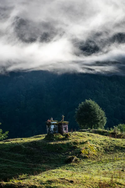 秀丽的山景 雾蒙蒙 云雾笼罩着锡金 — 图库照片