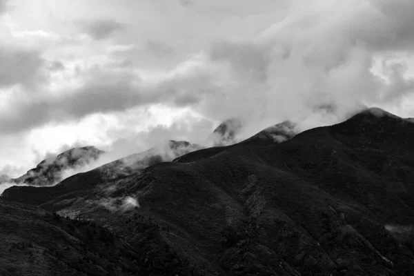 Ein Schöner Bergblick Mit Nebel Und Wolken Yuksom Sikkim — Stockfoto