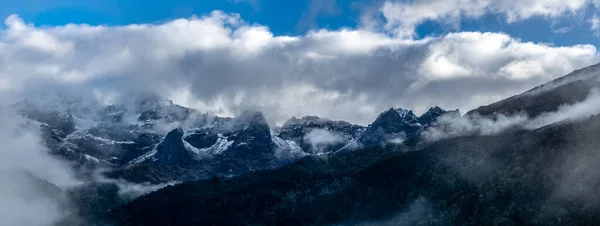 Una Hermosa Vista Panorámica Montaña Con Niebla Nubes Yuksom Sikkim — Foto de Stock