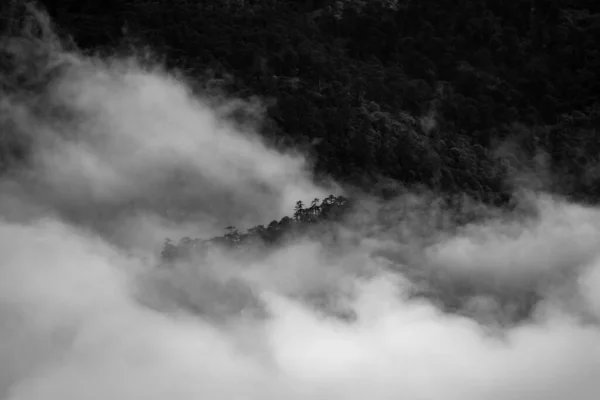 Una Hermosa Vista Montaña Con Niebla Nubes Yuksom Sikkim —  Fotos de Stock