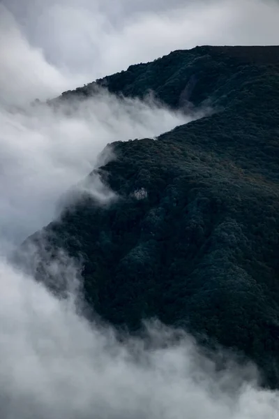 秀丽的山景 雾蒙蒙 云雾笼罩着锡金 — 图库照片
