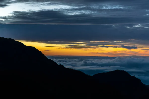 Ein Schöner Blick Auf Die Berge Mit Sonnenaufgang Und Wolken — Stockfoto