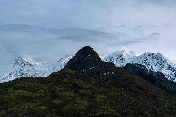 Een Prachtig Uitzicht Bergen Met Mist Wolken Dzongri Top — Stockfoto