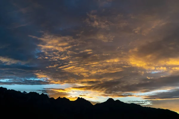 Ein Schöner Blick Auf Die Berge Mit Nebel Und Wolken — Stockfoto