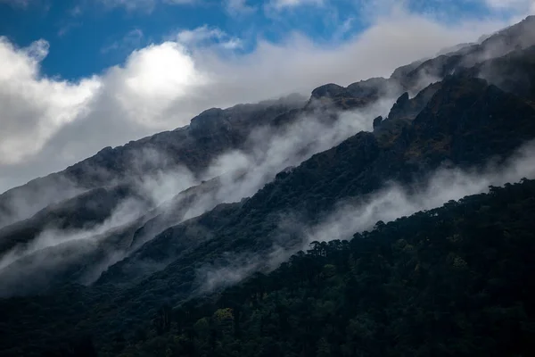 多雾多云的美丽的山景 — 图库照片