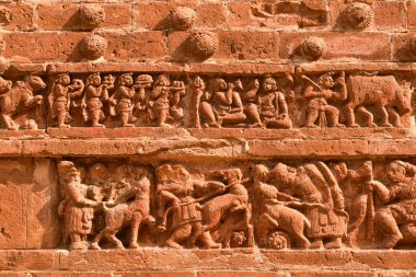 Bengal tapınağının duvarlarında eski kızıl kil tapınak resimleri sergileniyor - bishnupur, bankura, Hindistan: 10 / 10 / 2018