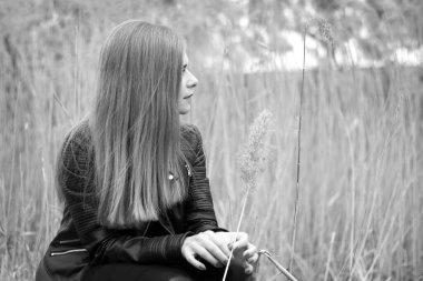 Sazlıkta güzel bir genç kadın (siyah ve beyaz))