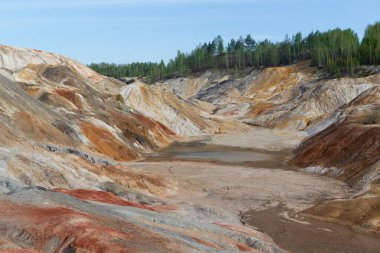 Olağandışı gerçeküstü uzaylı manzarası. Turuncu dağlar. Ural kil kırılma ocakları 