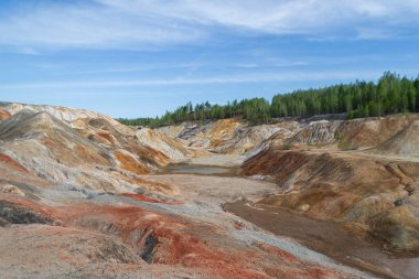 Olağandışı gerçeküstü uzaylı manzarası. Turuncu dağlar. Ural kil kırılma ocakları 