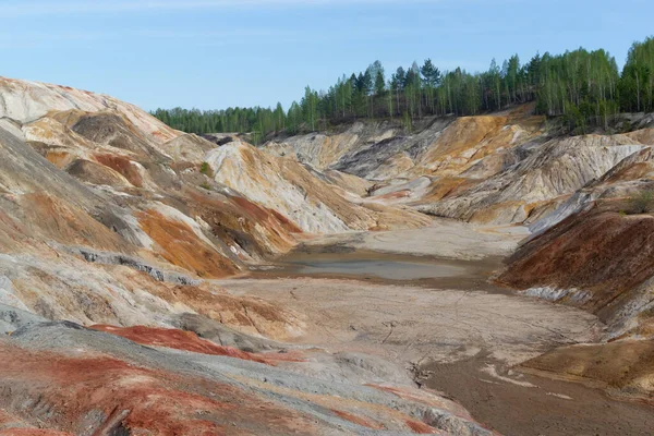 Olağandışı gerçeküstü uzaylı manzarası. Turuncu dağlar. Ural kil kırılma ocakları 