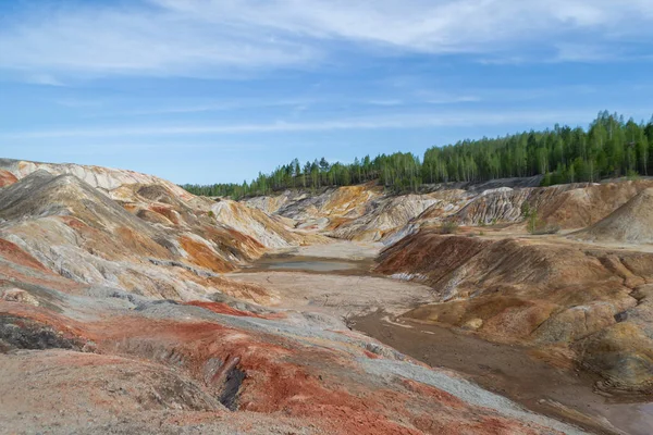 Olağandışı gerçeküstü uzaylı manzarası. Turuncu dağlar. Ural kil kırılma ocakları 