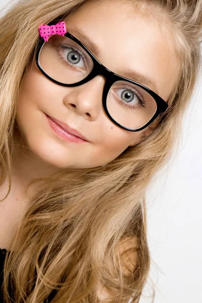 Retrato de una encantadora hija niña en pelo largo y rubio y gafas negras — Foto de Stock