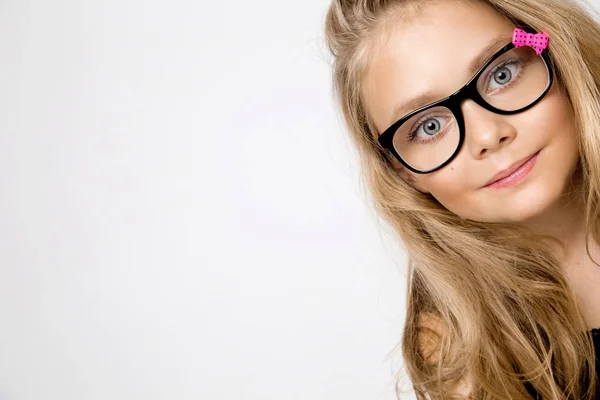 Portret van een mooi meisje dochtertje in lang blond haar en zwarte bril — Stockfoto