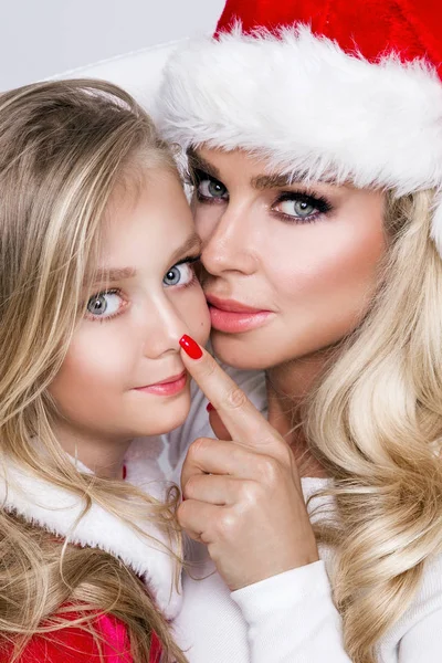 Hermosa sexy rubia modelo madre e hija vestida como Santa Claus en una gorra roja — Foto de Stock