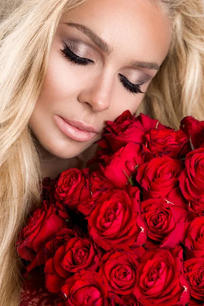 Belle femme blonde sexy et look incroyable et cheveux longs, peau parfaite, elle tient bouquet de fleurs de roses rouges Saint Valentin — Photo