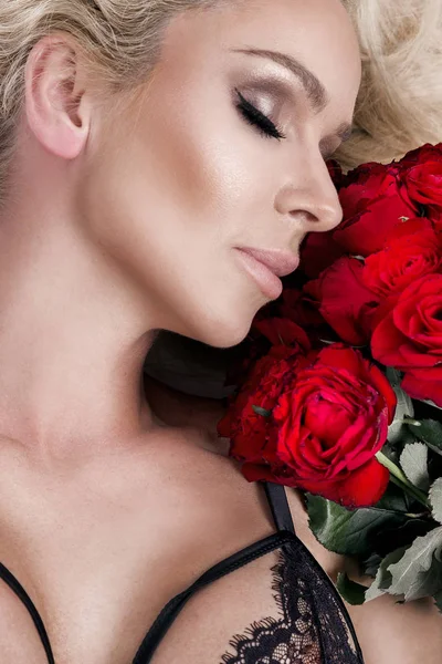 아름 다운 섹시 한 금발 여자와 놀라운 외모와 긴 머리, 피부, 완벽 한 그녀 꽃다발 빨강 장미 꽃 발렌타인의 개최 — 스톡 사진