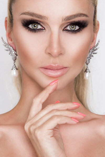 Портрет красивой сексуальной элегантной женщины с удивительными глазами и идеальное лицо в красивом макияже и идеальный маникюр кожи и ногтей
 