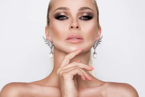 Ritratto della bella donna sexy elegante con occhi incredibili e un viso perfetto in un bel trucco e pelle e unghie perfette curate — Foto Stock