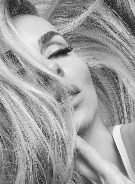 Güzel bir sarışın kadın portre tatlı kırmızı dudakları şehvetli bir saç modeli ile seksi bir görünüm içinde inanılmaz kedi yeşil gözlü