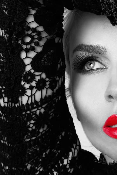 Güzel bir sarışın kadın portre tatlı kırmızı dudakları şehvetli bir saç modeli ile seksi bir görünüm içinde inanılmaz kedi yeşil gözlü 