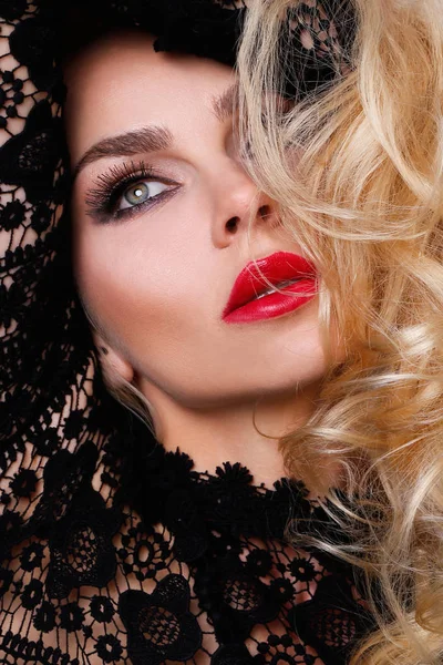 Retrato de una hermosa mujer rubia con increíbles ojos verdes de gato de labios rojos dulces en un peinado sensual con un aspecto sexy — Foto de Stock