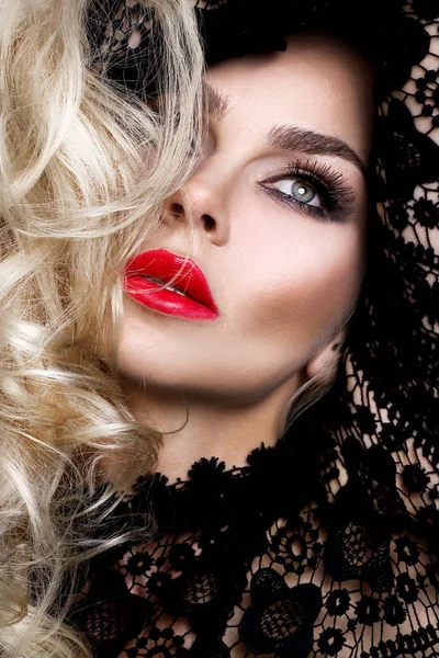 Güzel bir sarışın kadın portre tatlı kırmızı dudakları şehvetli bir saç modeli ile seksi bir görünüm içinde inanılmaz kedi yeşil gözlü 