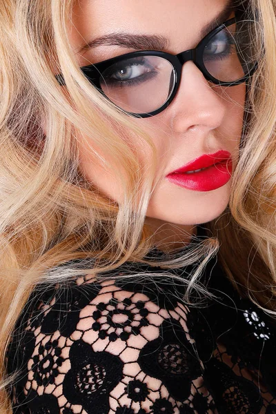 Portrait d'une belle femme blonde avec des yeux verts de chat étonnants de lèvres rouges douces dans une coiffure sensuelle avec un look sexy avec des lunettes — Photo