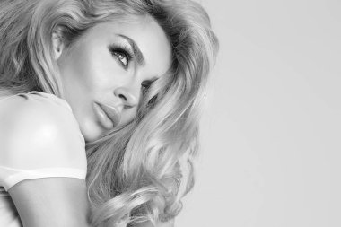 Güzel bir sarışın kadın portre tatlı kırmızı dudakları şehvetli bir saç modeli ile seksi bir görünüm içinde inanılmaz kedi yeşil gözlü