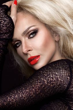 Siyah bir arka plan şeffaf elbise muhteşem saçlı güzel muhteşem sarışın