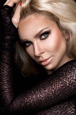 Siyah bir arka plan şeffaf elbise muhteşem saçlı güzel muhteşem sarışın