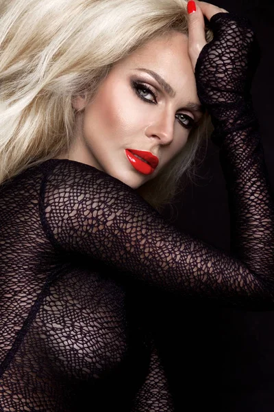 Siyah bir arka plan şeffaf elbise muhteşem saçlı güzel muhteşem sarışın