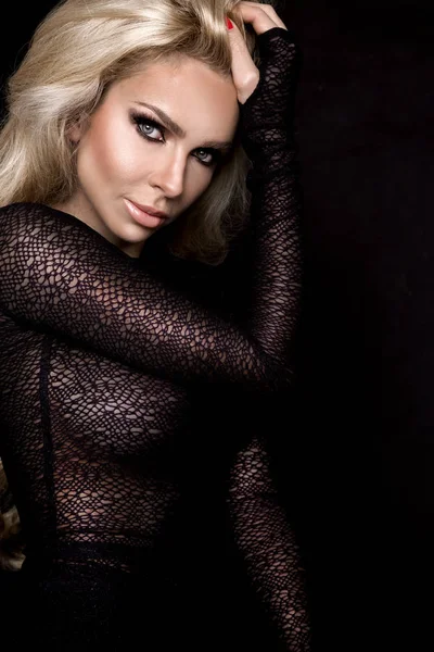 Siyah bir arka plan şeffaf elbise muhteşem saçlı güzel muhteşem sarışın