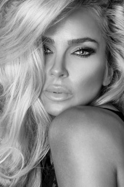 Portre güzel seksi sarışın kadın modeli inanılmaz saçları ve mükemmel yüz ve seksi makyaj