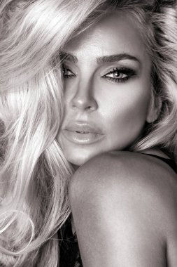Çok güzel genç sarışın seksi kadın modelinde bir şirin makyaj ve duyusal ağız siyah bir zemin üzerine erotik iç çamaşırı dantel bluz