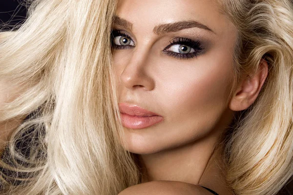 Porträtt vacker sexig blond kvinna modell med fantastiska hår och perfekt ansikte och sexig makeup — Stockfoto
