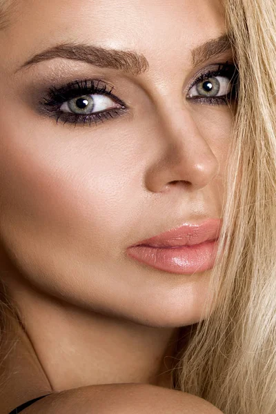 Портрет красива сексуальна блондинка модель з дивовижним волоссям і ідеальним обличчям і сексуальним макіяжем — стокове фото