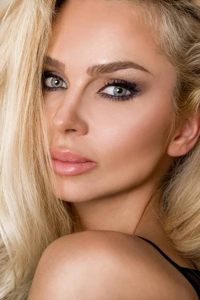 Piękny portret seksowny blond kobieta model z niesamowite włosy i idealną twarz i seksowny makijaż — Zdjęcie stockowe